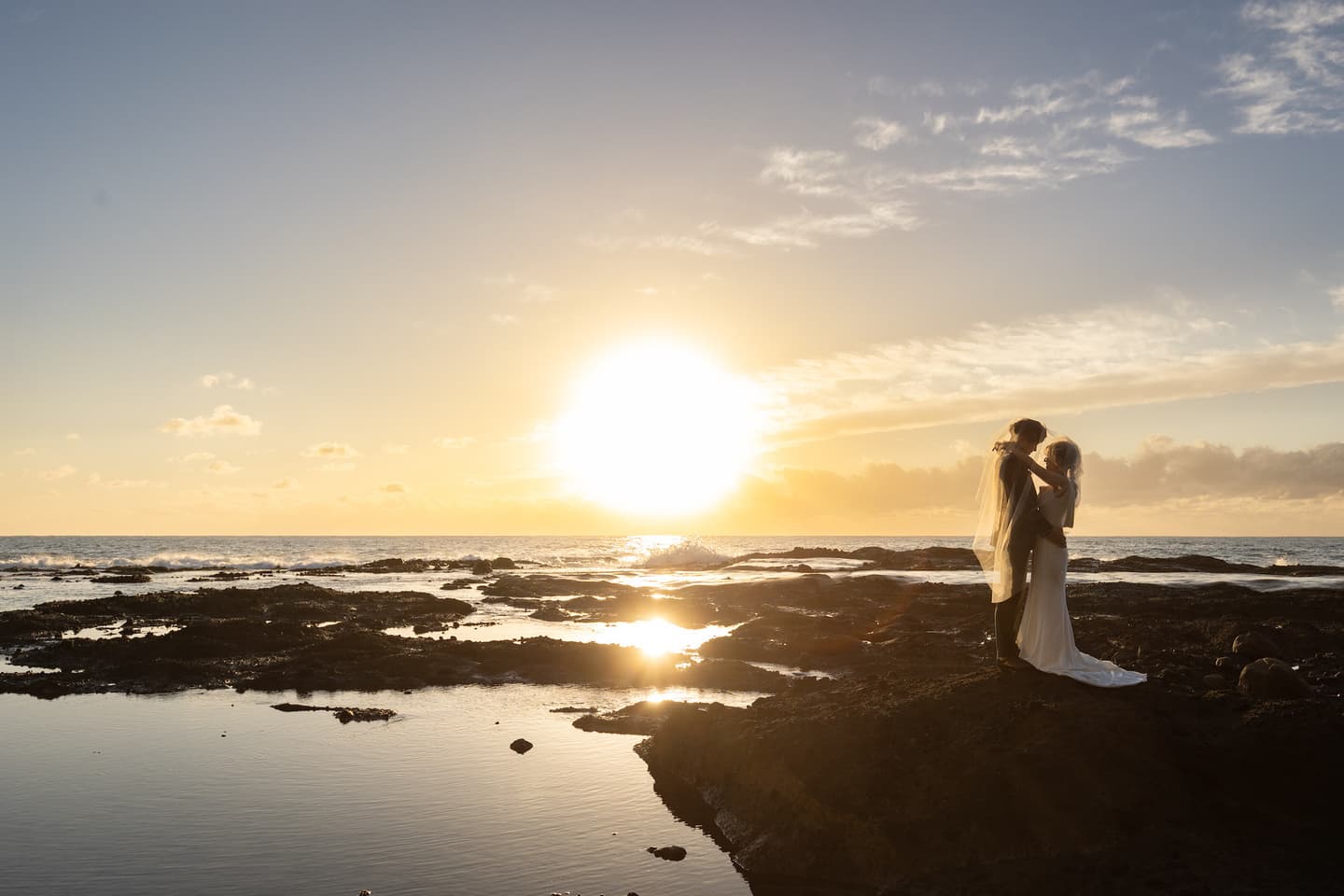 金沢の夕日の海でドレス前撮り_ベージュ金沢サロン