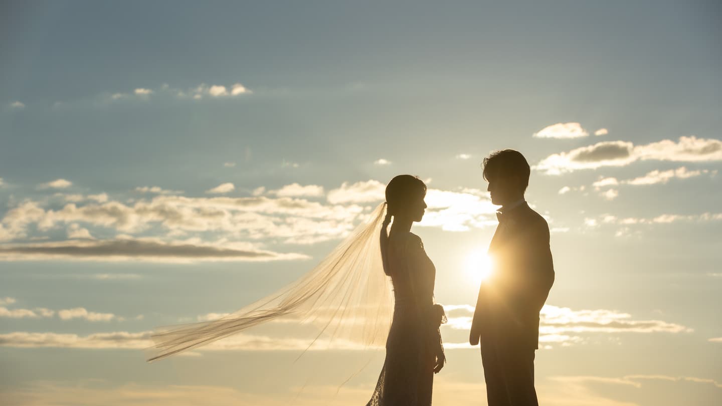 ベージュ金沢の夕日のウェディングフォト