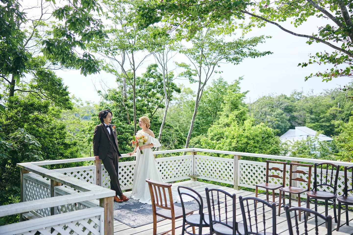 別荘地のコテージで家族だけの結婚式